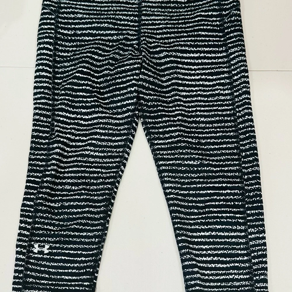 Under Armour Womens Favorite All‎ Over Fitted Capri Leggings Black/White Sz S